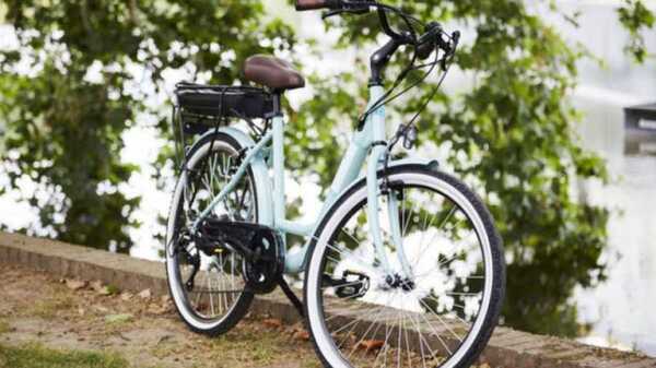 Vélo électrique Essentielb Urban 400 vert d'eau