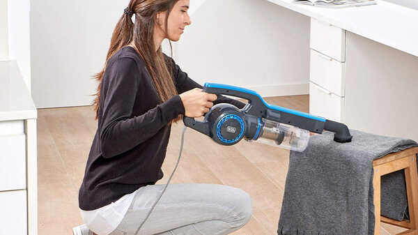 L'aspirateur-balai BXVMS600E Black+Decker : pour nettoyer tous types de surfaces