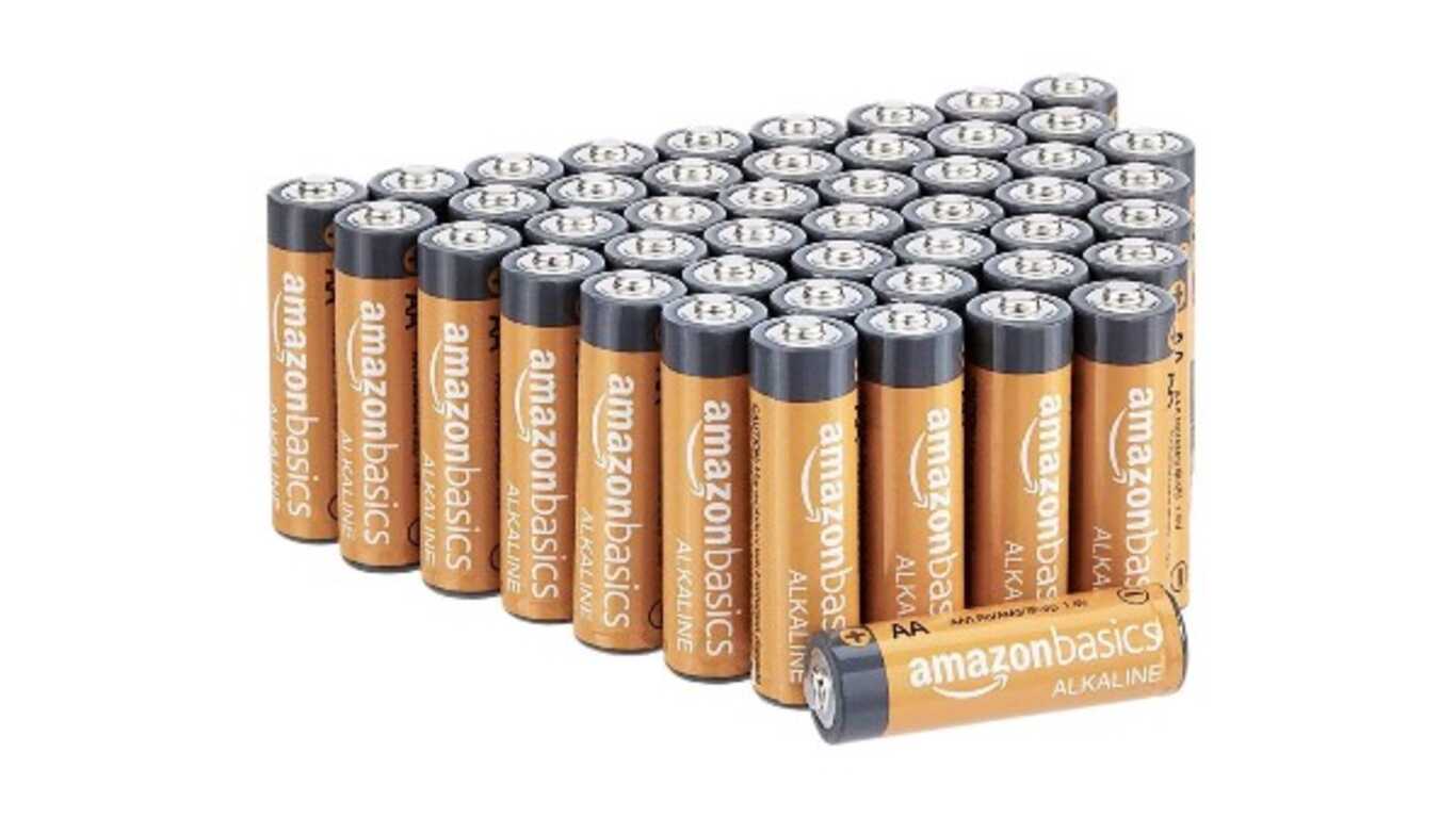 Piles alcalines lot de 48 proposées par la marque AmazonBasics